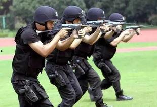 特警队员吃瓜视频大全,揭秘特警队员吃瓜瞬间，趣味横生！