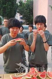 三个男孩吃大瓜视频,三个男孩共享大瓜欢乐时光