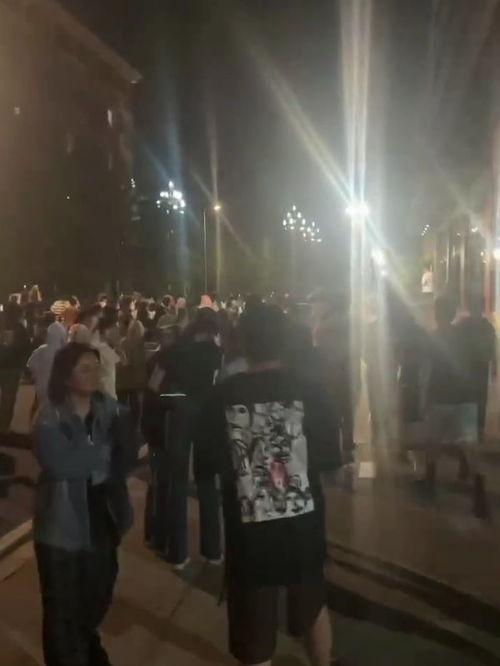 情侣吃瓜现场照片真实视频,情侣现场吃瓜，甜蜜互动引网友热议